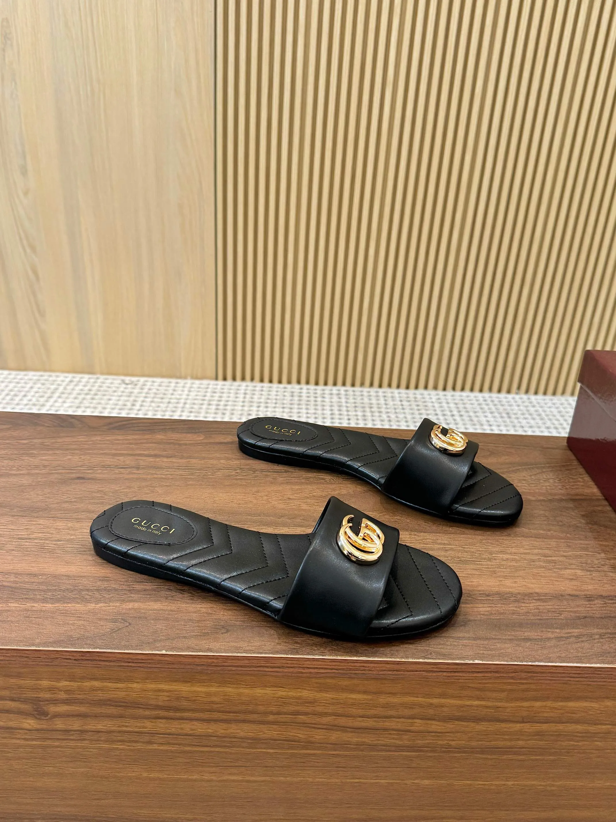 👟👟Ex-factory price 440👟👟 💯💯💯Gucci 2025 spring and summer latest popular slip-on sandals series... [Round toe] Latest double G buckle. Embroidery style Original quality 🍃Original European style, 💥perfect on the feet💃💃When worn with this shoe, it is elegant and crystal clear. No matter the materials of the accessories, they are all customized one by one. You must go to get the original version. The whole series is full of exciting and innovative elements. The texture of different materials, the texture of the materials, and the expression of the materials have a strong artistic atmosphere... ❶ Upper: imported cowhide ❷ Inner lining: customized imported sheepskin ❸ Foot pads: customized imported sheepskin ❹ Outsole: imported Italian genuine leather outsole ❺ Heel height: 1.5CM ❻ Packaging: Original full set of packaging ❼ Code number: 35-43 (41.42.43 customized is not returnable)